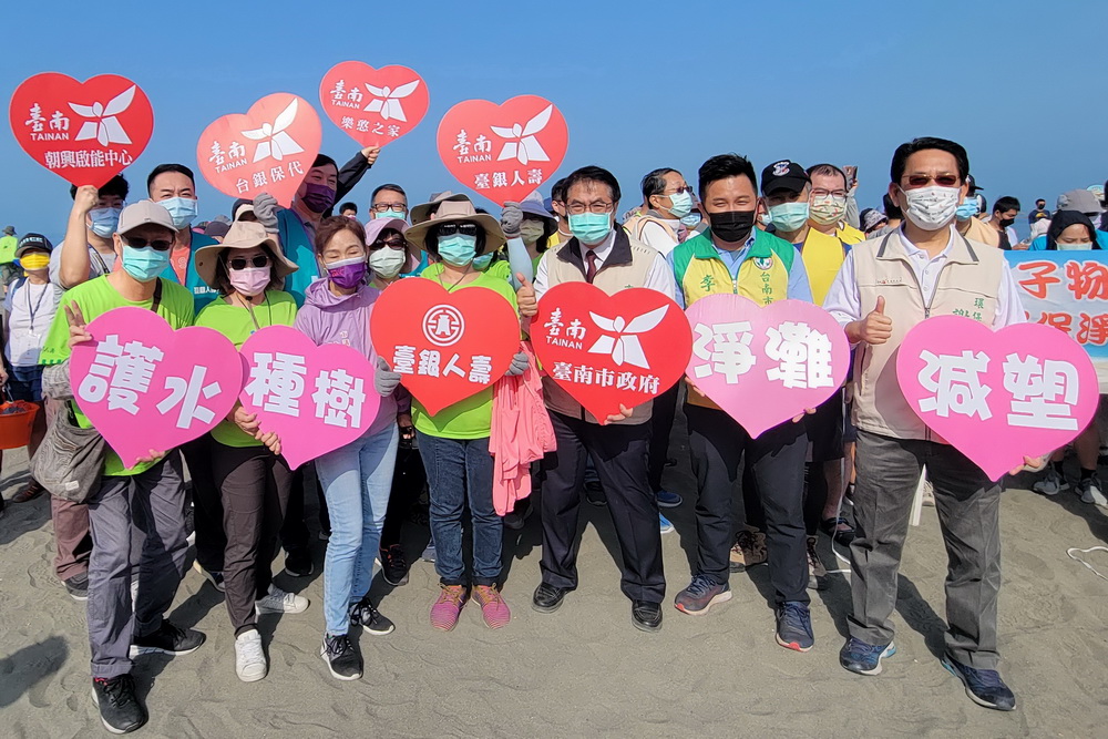 臺銀人壽永續公益 2022「清淨海岸線」世界地球日活動02-與臺南市市長黃偉哲(右三)及貴賓合影