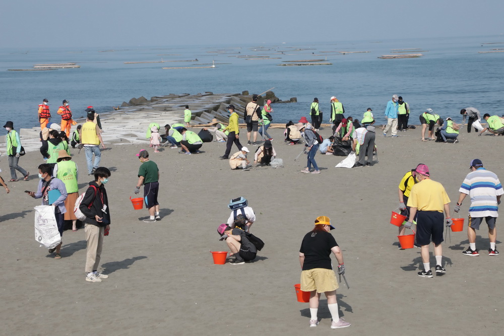 臺銀人壽永續公益 2022「清淨海岸線」世界地球日活動06-淨灘花絮照片